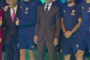 勾肩搭背??C羅和葡萄牙總統(tǒng)關(guān)系就像好兄弟，這地位真沒誰了