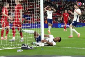 太痛了！沃特金斯包抄空門沒有打進(jìn)，大腿直接撞到立柱痛苦倒地！