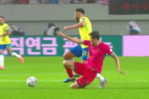 火氣大?。〗痃湓諆春葭P球帶倒庫尼亞染黃，起身后非常不滿