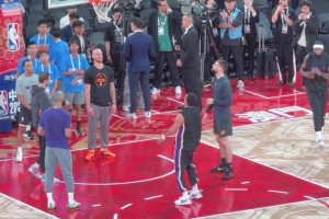NBA中國(guó)賽現(xiàn)場(chǎng)，球迷捕捉到布克賽前熱身訓(xùn)練