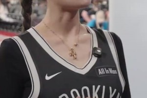 身材氣質(zhì)絕佳！郎朗的妻子吉娜也來到中國賽現(xiàn)場，和曾凡博互動！