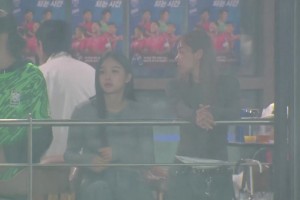 包廂內(nèi)的這位韓國女球迷什么水平？??