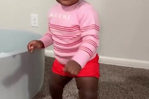 ??天賦寶寶！華子不到一歲的女兒已經(jīng)會(huì)走路啦