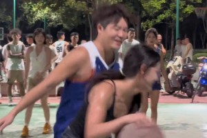 野球場(chǎng)男女背打大戰(zhàn)，很久沒(méi)看到這么純粹的身體對(duì)抗了??