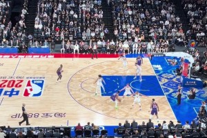 太緊張了？曾凡博全場唯一一次持球進(jìn)攻的機(jī)會(huì)，運(yùn)球運(yùn)到背上了！