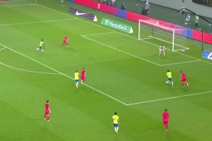 超級超級巨大失誤！金玟哉后場轉(zhuǎn)身失誤被斷，埃斯特旺輕松破門