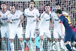 昔日國家德比，面對皇馬豪華人墻，梅西打入精彩任意球