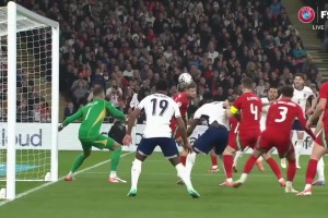 英格蘭戰(zhàn)術(shù)角球連續(xù)二次進(jìn)攻！沃特金斯門前輕松打門得手！