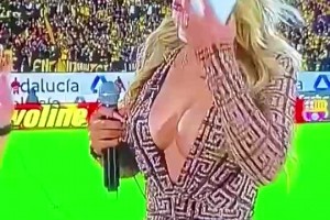 玷污足球！厄瓜多爾女主持人穿著暴露遭批??