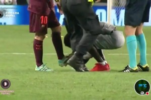 博主：不敢相信在C羅長大的球場里，葡萄牙球迷親吻了梅西的腳