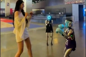 美女主播小太陽(yáng)跟太陽(yáng)隊(duì)的機(jī)器人打起拳擊了??