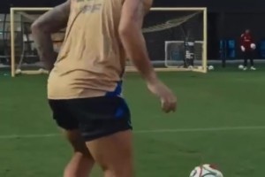 勞塔羅訓(xùn)練場秀射術(shù)！網(wǎng)友調(diào)侃：看來今天上場的又是馬丁內(nèi)斯??