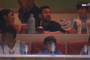 悠閑自在??！梅西一家看臺觀眾阿根廷友誼賽