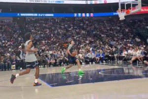 十分輕松??獨行俠狀元弗拉格表演賽上演單手大風車暴扣??