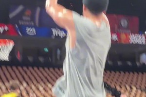 必須得給布克上上強(qiáng)度！國(guó)產(chǎn)卡戴珊肘姐：卡戴珊來(lái)看布克打球了~