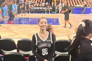 身材真好啊??吉娜現(xiàn)身NBA中國(guó)賽 打招呼還秒回應(yīng)