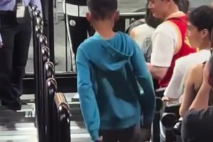 可惜沒能上場！周琦兒子跑去現(xiàn)場看曾凡博，被小曾直接舉起來！