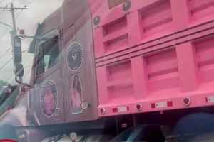 這是真愛粉?。∶绹咚俟烦霈F(xiàn)“梅西”卡車！