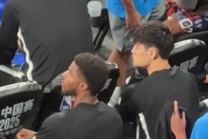 到了第四節(jié)還沒上場！現(xiàn)場觀眾不干了，大喊：換曾凡博！