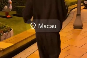 這么堅(jiān)持藏球鞋的布克，也是很在乎球迷的！