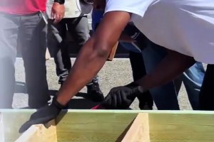 保羅這是體驗(yàn)了一把進(jìn)廠打螺絲的感覺??