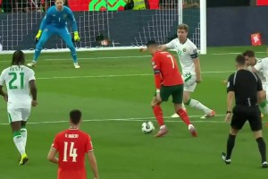 B席這打門太抽象了！C羅遠射擊中立柱，B席補射空門竟打偏了！