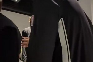 1分鐘沒撈著！曾凡博賽前和籃網(wǎng)隊(duì)友一起，還“爆錘”攝像頭