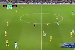 丁丁不看人轉(zhuǎn)身60米精準(zhǔn)長(zhǎng)傳看呆詹俊張路??