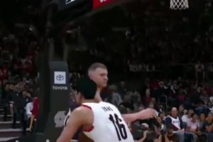 看著太爽了！網(wǎng)友在2K里操作楊瀚森打爆約基奇，各種大帽+暴扣