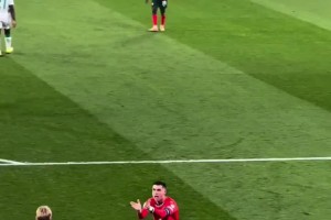 對(duì)勝利的渴望！C羅點(diǎn)球被撲后趕緊撿球幫對(duì)手?jǐn)[好