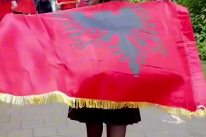 烈焰紅唇！阿爾巴尼亞女主持大秀性感身材，這一抹紅真好看??