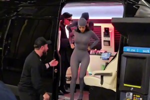 最佳防守陣容！卡戴珊一家穿“超人服”參加活動