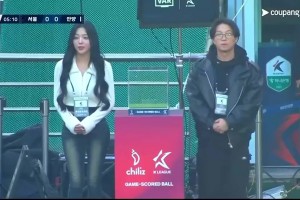 身材比真好！韓國演員樸圣光和妻子來現(xiàn)場看林加德比賽??