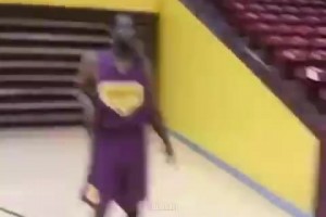 飛天遁地登！大學時期的哈登扣籃表演，擱現(xiàn)在什么水平？