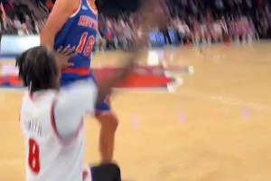 標志性投籃+慶祝！JR在尼克斯名人賽上重現(xiàn)“天堂之門”??