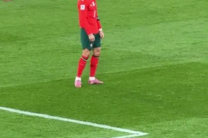 C羅情緒低落自言自語，B費(fèi)看見后趕緊上前擊掌鼓勁