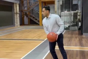 名記Shams爆料雄鹿簽下字母弟，順便展示了一下自己的球技??