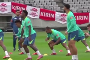 你倆肢體不協(xié)調(diào)??！庫尼亞和維尼修斯簡直是倆活寶??