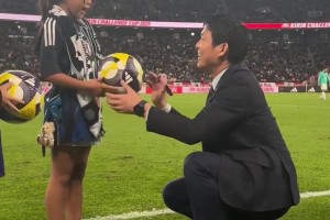 名將有能！率領日本隊歷史首勝巴西，森保一賽后給小球迷簽名合影