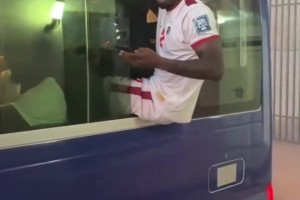 條件有限！佛得角球員們擠在一輛中巴車?yán)飸c祝晉級(jí)世界杯??