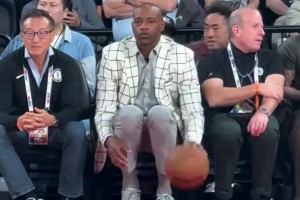 技癢難耐！卡特觀賽席上拿球拍個(gè)不停