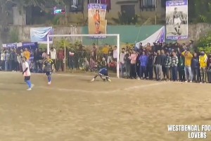 這球可以吹一輩子！門將遠(yuǎn)射中橫梁，彈回來接著凌空遠(yuǎn)射??