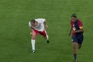 太兇殘了??小羅踩單車+牛尾巴過人晃得對面老頭閃到腰