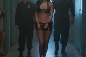 這是啥作品？凱莉-詹娜發(fā)預告片，被銬住雙手帶進監(jiān)獄