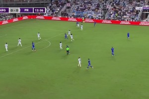 1-0！梅西推射擊中橫梁彈出，麥卡利斯特跟進搶點破門！