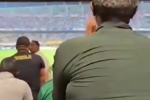 埃托奧被球迷怒噴：他必須滾出去！就是因?yàn)樗覀儸F(xiàn)在才沒晉級(jí)