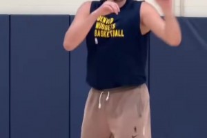 必須得顛兩下足球！努力訓(xùn)練的約基奇！熟悉的高位策應(yīng)！