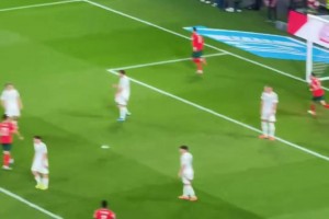 從哪竄出來(lái)的??球迷實(shí)拍C羅第二球，防守球員一點(diǎn)反應(yīng)沒(méi)有