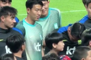 金玟哉：孫哥你看前面小孩頭發(fā)好帥??孫興慜：小孩你真酷啊