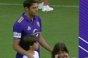 那一天，卡卡結(jié)束了自己 16 年的傳奇生涯，依依不舍地告別了足球